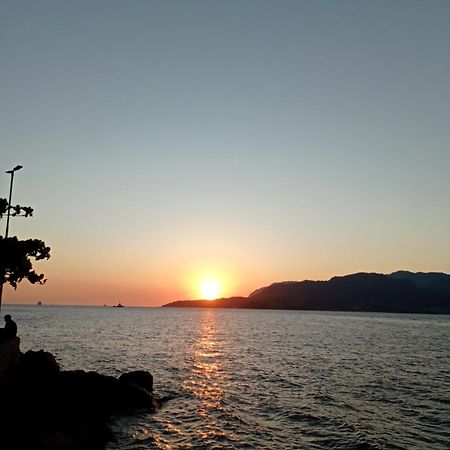 Suite Pe Na Areia- Espaco Independente Na Praia Do Curral Com Localizacao Privilegiada - Simplicidade E Comodidade Com O Por Do Sol Mais Lindo De Ilhabela - Melhor Custo Beneficio Para Ate 4 Pessoas , Na Av Jose Pacheco Do Nascimento Nº 7682 Dış mekan fotoğraf